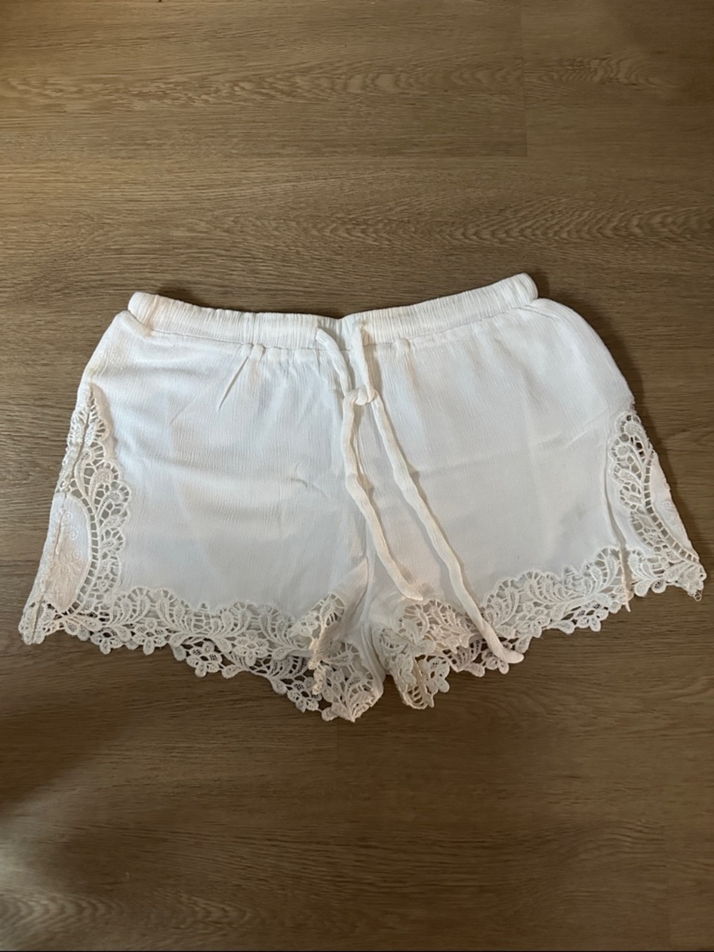 Urban Outfitters Pins and Needles Women’s White Lace Trim Shorts